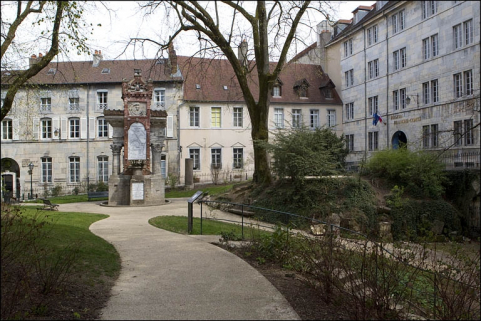 Vue d'ensemble de la façade antérieure du logis principal depuis le square Castan. © Région Bourgogne-Franche-Comté, Inventaire du Patrimoine