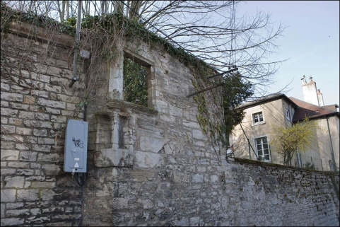 Restes d'une ouverture et de niches aménagées dans le mur du jardin longeant la rue. © Région Bourgogne-Franche-Comté, Inventaire du Patrimoine