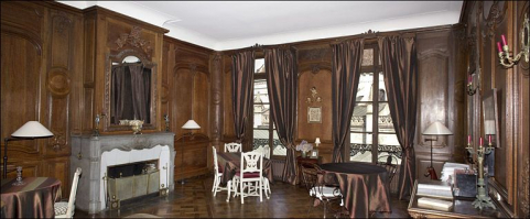 Vue du salon avec la cheminée depuis l'entrée de la pièce, de trois quarts droit. © Région Bourgogne-Franche-Comté, Inventaire du Patrimoine