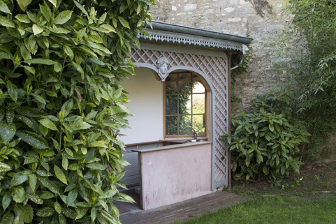 Détail de la fabrique de jardin, de trois quarts gauche. © Région Bourgogne-Franche-Comté, Inventaire du Patrimoine