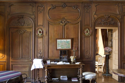 Salon : vue du mur en lambris face à la cheminée, de face. © Région Bourgogne-Franche-Comté, Inventaire du Patrimoine