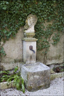 Détail d'une borne-fontaine située dans le jardin. © Région Bourgogne-Franche-Comté, Inventaire du Patrimoine