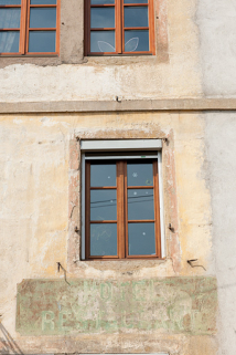 Inscription peinte [Hôtel Restaurant] au-dessus de la porte d'entrée de l'ancienne salle à manger. © Région Bourgogne-Franche-Comté, Inventaire du patrimoine
