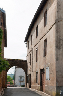 Vue de la porte du Vieux-Moulin et de la façade antérieure de l'hôtel. © Région Bourgogne-Franche-Comté, Inventaire du patrimoine