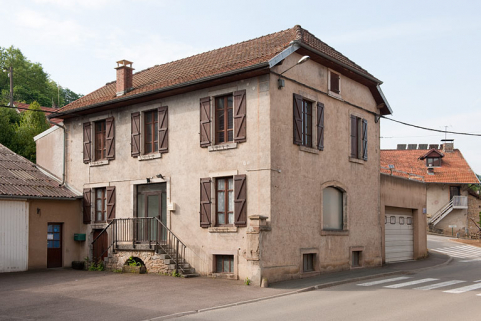 Vue générale du bâtiment (AL 549) situé à droite de la cour. © Région Bourgogne-Franche-Comté, Inventaire du patrimoine