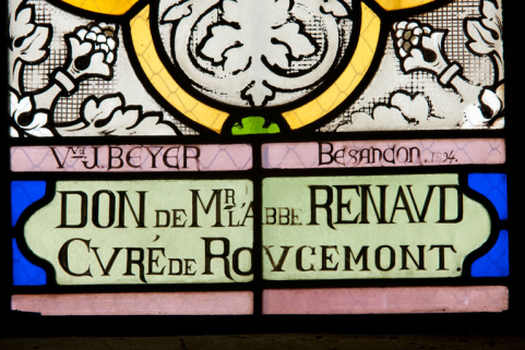 Verrière n° 3. Inscriptions concernant l'auteur et le donateur. © Région Bourgogne-Franche-Comté, Inventaire du patrimoine