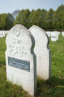 Tombe comportant une stèle musulmane. © Région Bourgogne-Franche-Comté, Inventaire du patrimoine
