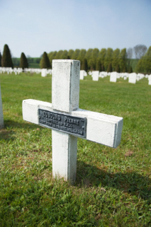 Tombe comportant une stèle catholique. © Région Bourgogne-Franche-Comté, Inventaire du patrimoine