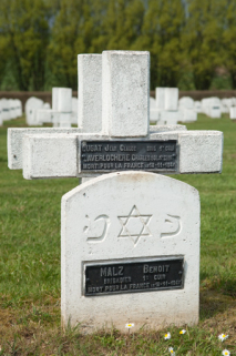 Tombe de deux soldats de confessions juive et catholique tués dans le même char. © Région Bourgogne-Franche-Comté, Inventaire du patrimoine