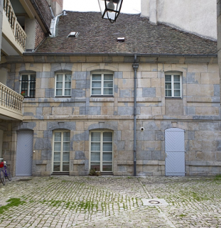 Vue d'ensemble de la façade antérieure du logis secondaire en fond de cour. © Région Bourgogne-Franche-Comté, Inventaire du Patrimoine