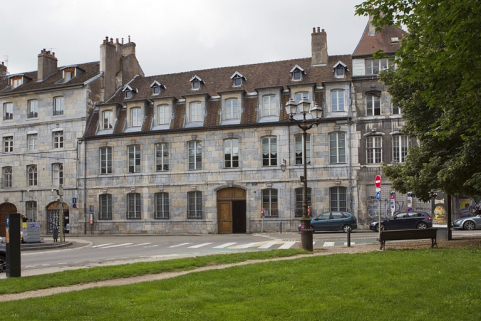 Vue d'ensemble de la façade sur rue du logis principal : des trois quarts droit. © Région Bourgogne-Franche-Comté, Inventaire du Patrimoine