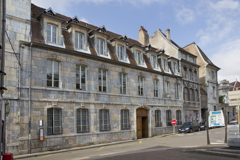 Vue d'ensemble de la façade sur rue du logis principal : des trois quarts gauche. © Région Bourgogne-Franche-Comté, Inventaire du Patrimoine
