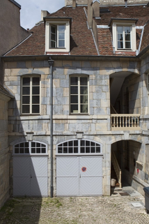 Vue d'ensemble du logis secondaire droit et de l'escalier à cage ouverte sur cour. © Région Bourgogne-Franche-Comté, Inventaire du Patrimoine