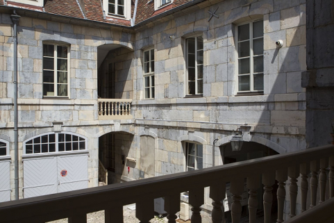Vue d'ensemble des façades sur cour du logis principal et et du logis secondaire droit depuis l'escalier gauche. © Région Bourgogne-Franche-Comté, Inventaire du Patrimoine