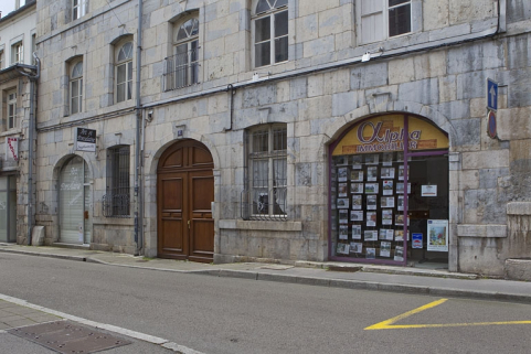 Détail du rez-de-chaussée de la façade sur rue du logis principal, de trois quarts droit. © Région Bourgogne-Franche-Comté, Inventaire du Patrimoine