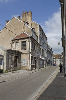 Vue d'ensemble éloignée du logis principal dans l'alignement de la rue, de trois quarts gauche. © Région Bourgogne-Franche-Comté, Inventaire du Patrimoine