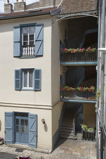 Vue d'ensemble de l'escalier à cage ouverte à droite de la cour. © Région Bourgogne-Franche-Comté, Inventaire du Patrimoine