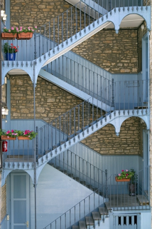 Détail de l'escalier à cage ouverte à gauche de la cour. © Région Bourgogne-Franche-Comté, Inventaire du Patrimoine