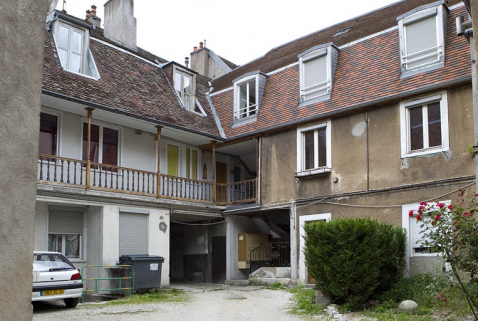 Vue des façades sur cour du logis principal, de trois quarts gauche. © Région Bourgogne-Franche-Comté, Inventaire du Patrimoine