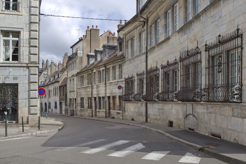 Vue d'ensemble du logis principal dans l'alignement de la rue. © Région Bourgogne-Franche-Comté, Inventaire du Patrimoine