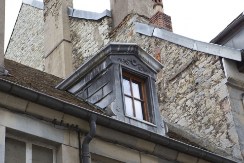 Détail de la fenêtre du comble. © Région Bourgogne-Franche-Comté, Inventaire du Patrimoine