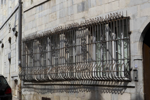 Façade sur rue du logis principal : détail des grilles devant les fenêtres du rez-de-chaussée. © Région Bourgogne-Franche-Comté, Inventaire du Patrimoine