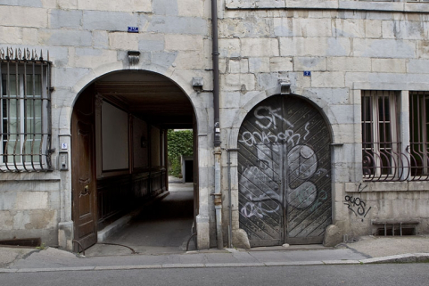 Façade sur rue du logis principal : détail de l'entrée cochère. © Région Bourgogne-Franche-Comté, Inventaire du Patrimoine