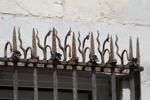 Façade sur rue du logis principal : détail de la partie supérieure des grilles devant les fenêtres du rez-de-chaussée. © Région Bourgogne-Franche-Comté, Inventaire du Patrimoine