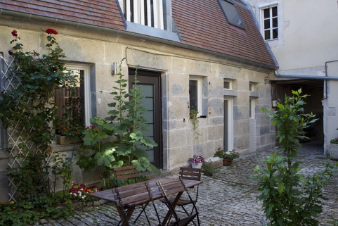 Vue d'ensemble du bâtiment des communs dans la deuxième cour. © Région Bourgogne-Franche-Comté, Inventaire du Patrimoine