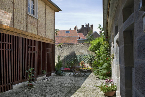Vue d'ensemble de la cour des communs. © Région Bourgogne-Franche-Comté, Inventaire du Patrimoine