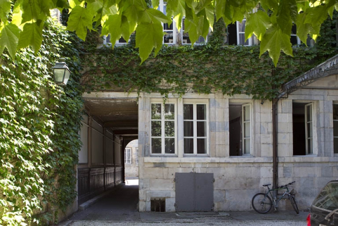 Façade postérieure du logis principal : détail du rez-de-chaussée. © Région Bourgogne-Franche-Comté, Inventaire du Patrimoine