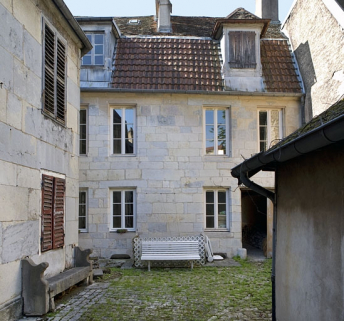 Vue d'ensemble de la façade postérieure du premier logis secondaire. © Région Bourgogne-Franche-Comté, Inventaire du Patrimoine