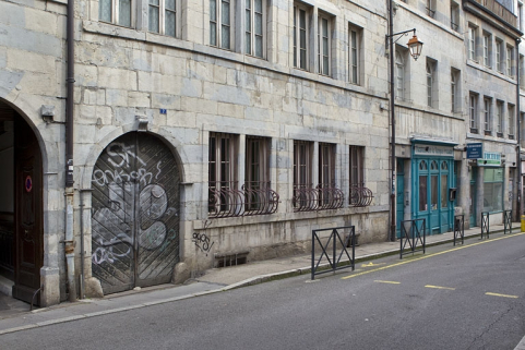 Façade sur rue du logis principal : détail du rez-de-chaussée. © Région Bourgogne-Franche-Comté, Inventaire du Patrimoine