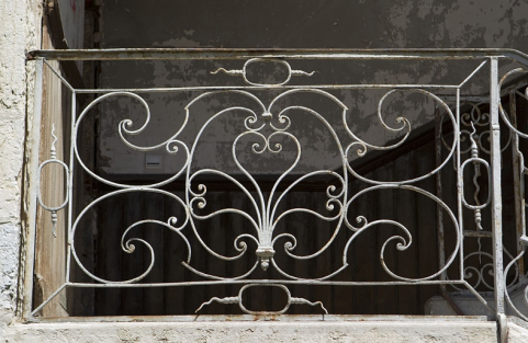 Détail d'un panneau en fer forgé de la rampe de l'escalier à cage ouverte. © Région Bourgogne-Franche-Comté, Inventaire du Patrimoine