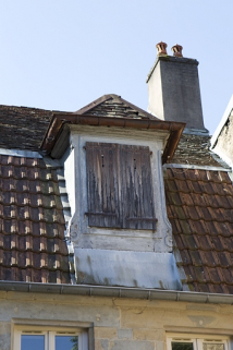 Toit du premier logis secondaire : détail d''une lucarne donnant sur la deuxième cour. © Région Bourgogne-Franche-Comté, Inventaire du Patrimoine