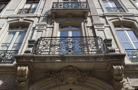 Détail de de deux balcons au dessus du portail d'entrée. © Région Bourgogne-Franche-Comté, Inventaire du Patrimoine
