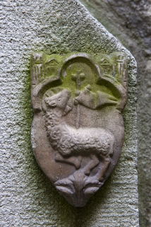 Borne fontaine : à droite, détail du décor appliqué représentant un agneau pascal. © Région Bourgogne-Franche-Comté, Inventaire du Patrimoine