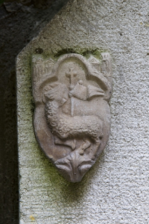 Borne fontaine : à gauche, détail du décor appliqué représentant un agneau pascal. © Région Bourgogne-Franche-Comté, Inventaire du Patrimoine