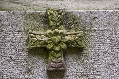 Borne fontaine : en haut, détail du décor appliqué représentant une croix grecque. © Région Bourgogne-Franche-Comté, Inventaire du Patrimoine