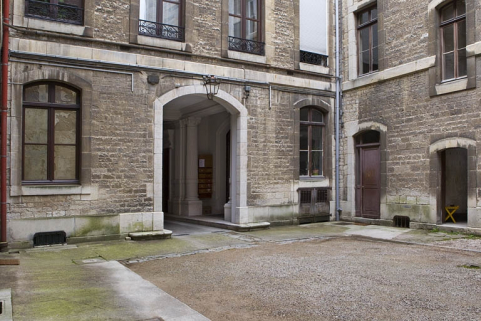 Façade postérieure sur cour : détail du rez-de-chaussée de trois quarts gauche. © Région Bourgogne-Franche-Comté, Inventaire du Patrimoine