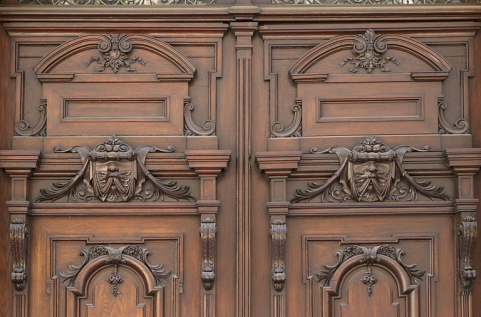 Façade antérieure, vantaux du portail d'entrée : décor de la partie supérieure. © Région Bourgogne-Franche-Comté, Inventaire du Patrimoine