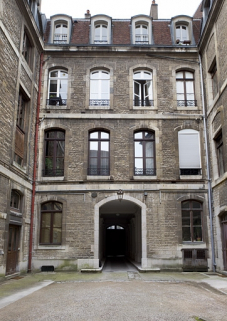 Façade postérieure sur cour : vue d'ensemble de face. © Région Bourgogne-Franche-Comté, Inventaire du Patrimoine