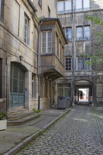 Vue des façades de l'immeuble depuis le fond de la cour, avec le bow-window. © Région Bourgogne-Franche-Comté, Inventaire du Patrimoine