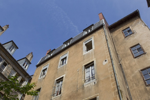 Vue de l'aile gauche de l'immeuble de trois quarts droit. © Région Bourgogne-Franche-Comté, Inventaire du Patrimoine