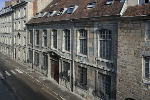 Façade antérieure sur rue, de trois quarts droit, vue éloignée. © Région Bourgogne-Franche-Comté, Inventaire du Patrimoine