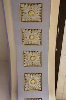 Intérieur, détail du décor de l'intrados de l'arc séparant l'escalier de l'ancien passage cocher. © Région Bourgogne-Franche-Comté, Inventaire du Patrimoine