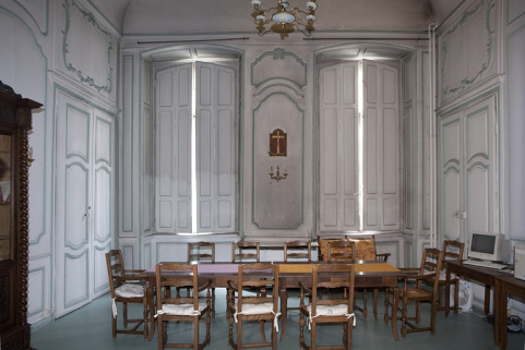 Intérieur, premier étage : vue d'ensemble de la pièce donnant sur la rue avec les volets fermés. © Région Bourgogne-Franche-Comté, Inventaire du Patrimoine