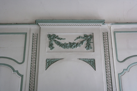 Intérieur, premier étage, pièce donnant sur la rue : détail du décor du dessus de cheminée. © Région Bourgogne-Franche-Comté, Inventaire du Patrimoine