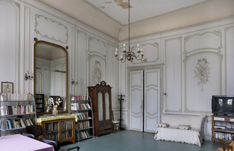 Intérieur, premier étage, pièce donnant sur la cour : vue depuis le fond de trois quarts gauche. © Région Bourgogne-Franche-Comté, Inventaire du Patrimoine