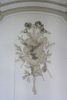 Intérieur, premier étage, pièce donnant sur la cour : détail d'un décor de lambris avec une lyre. © Région Bourgogne-Franche-Comté, Inventaire du Patrimoine